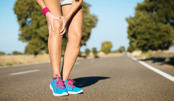 Dor no joelho não é só sinal de excesso na corrida, pode ser causada por defeito na pisada